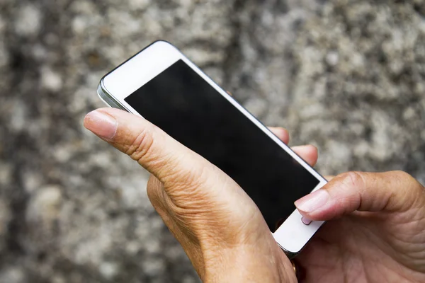 Handen van senior vrouw met mobiele telefoon — Stockfoto