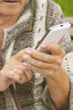 üst düzey kadın cep telefonu ile mesaj gönderme