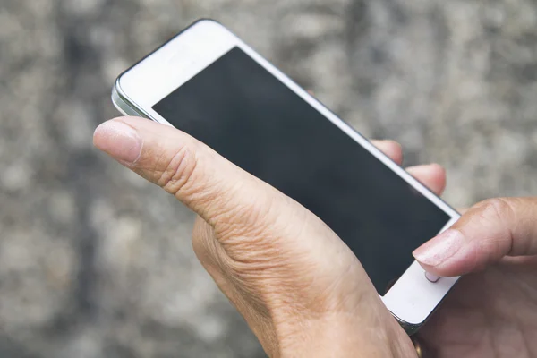 Manos de mujer mayor con teléfono móvil — Foto de Stock