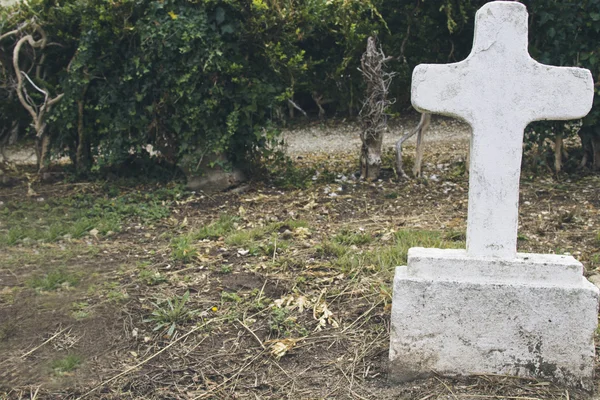 Cross på kyrkogården — Stockfoto