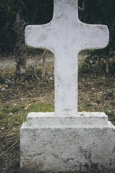 Graven på kyrkogården med blombukett — Stockfoto