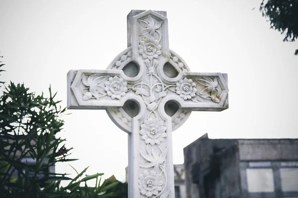 Lápidas en el cementerio con cruz —  Fotos de Stock