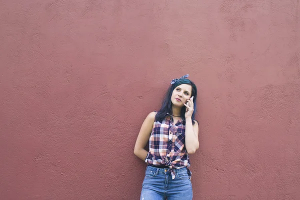 Chica hipster con teléfono móvil — Foto de Stock