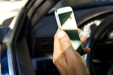 Mobil fon ile arabadaki adam