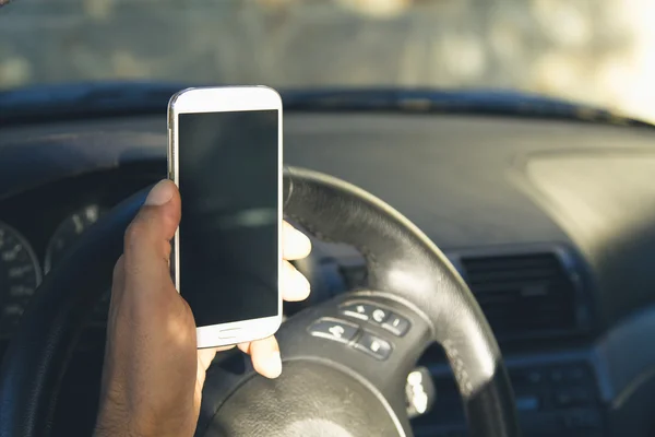 Hombre dentro del coche con teléfono móvil — Foto de Stock