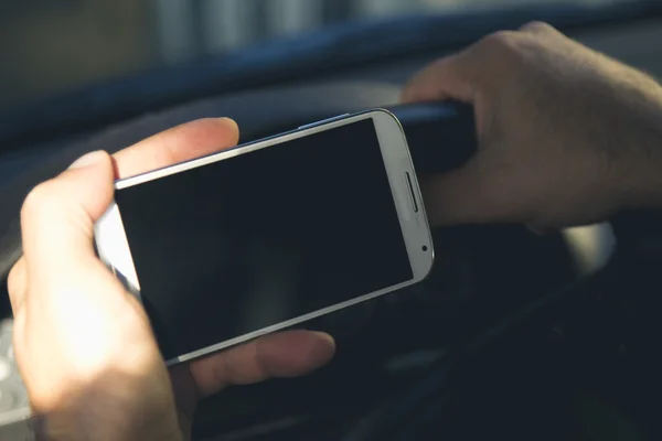 Hombre dentro del coche con teléfono móvil — Foto de Stock