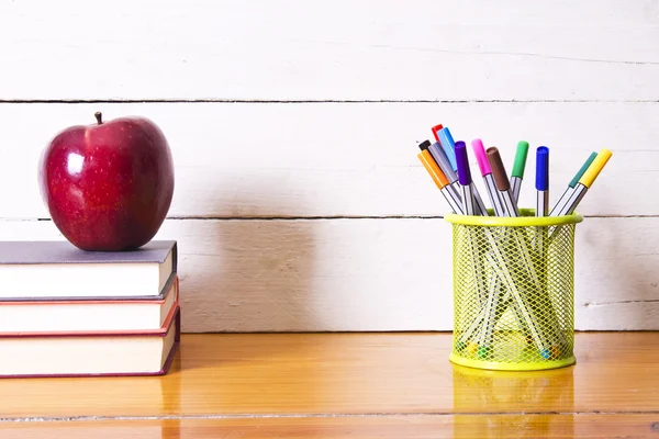 Concepto volver a la escuela accesorios sobre fondo verde —  Fotos de Stock