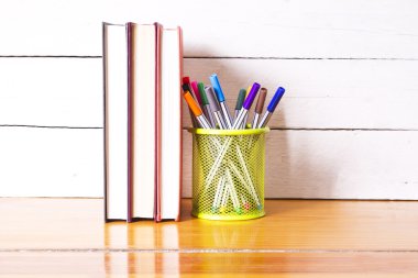 geri okul aksesuarları yeşil zemin üzerine kavram