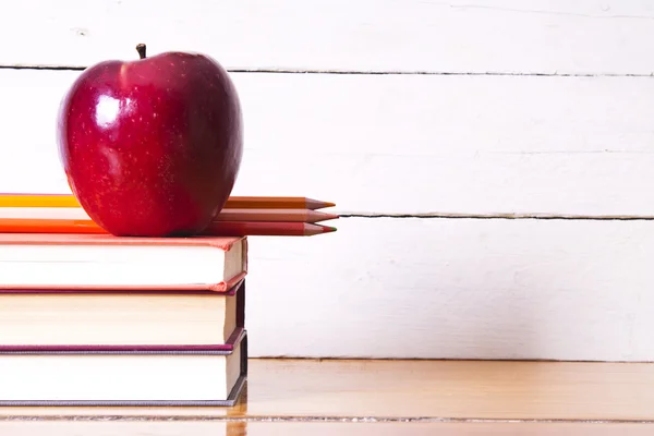 Concepto volver a la escuela accesorios sobre fondo verde —  Fotos de Stock