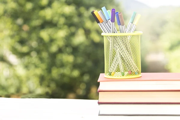 Concepto volver a la escuela accesorios sobre fondo verde —  Fotos de Stock