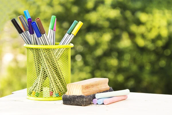 Konzept zurück zu Schulaccessoires auf grünem Hintergrund — Stockfoto