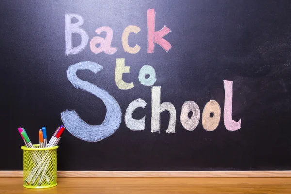 Concepto de vuelta a la escuela a bordo con accesorios —  Fotos de Stock