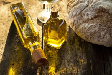 şişe zeytinyağı ve dilimlenmiş rustik ekmek