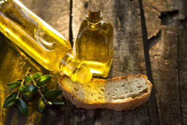 şişe zeytinyağı ve dilimlenmiş rustik ekmek