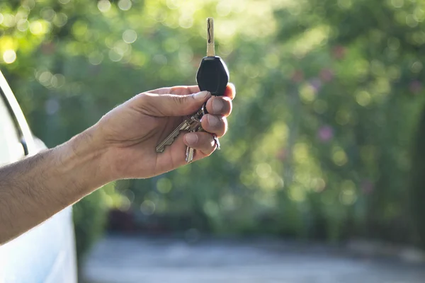 Autoschlüssel in der Hand Mann — Stockfoto