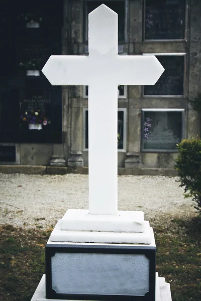 Kreuz auf dem Friedhof — Stockfoto