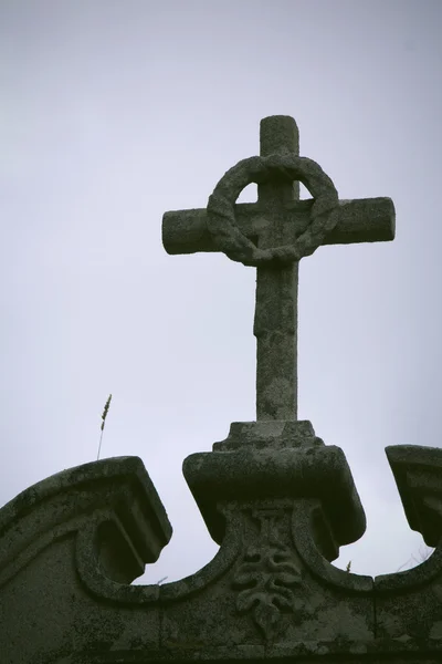 Cruz no cemitério — Fotografia de Stock