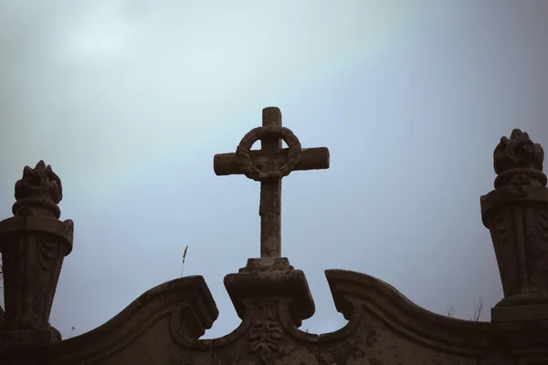 Kruis op het kerkhof — Stockfoto