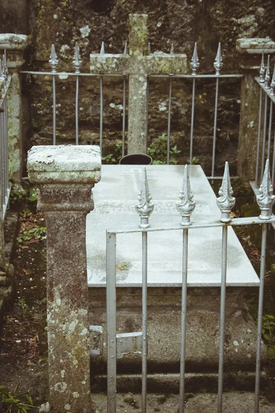 Мраморный крест на кладбище — стоковое фото