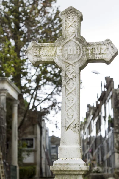 Cruz de mármol en el cementerio — Foto de Stock
