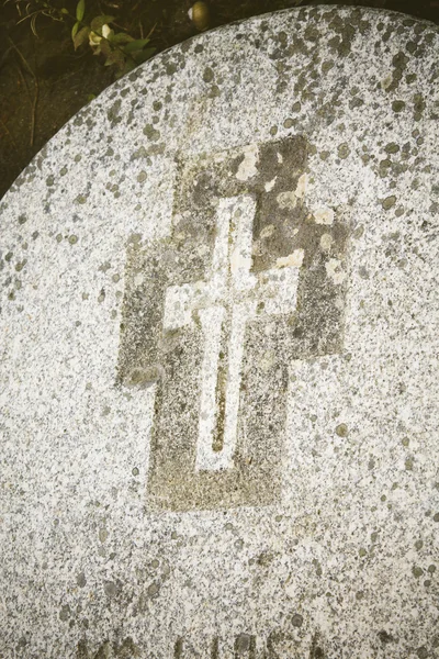 Cruz de mármore no cemitério — Fotografia de Stock