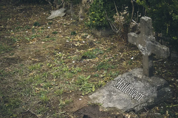 Grafsteen met kruis op het kerkhof — Stockfoto