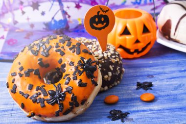 Cadılar Bayramı şeker ve şeker mavi ahşap