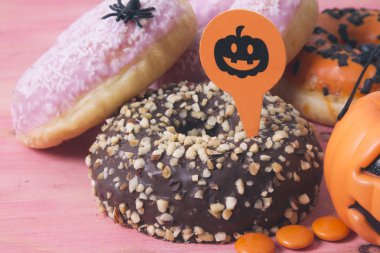 Cadılar bayramı şekeri ve tatlılar pembe bir arka plan üzerinde