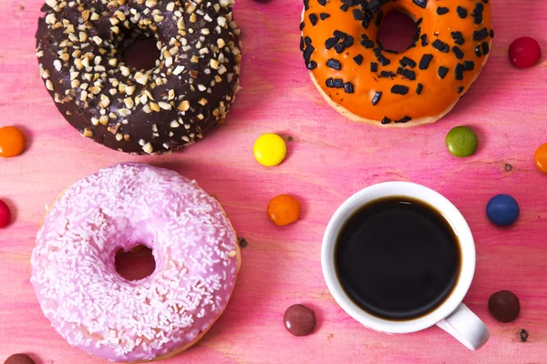 Xícara de café com donuts e smarties — Fotografia de Stock