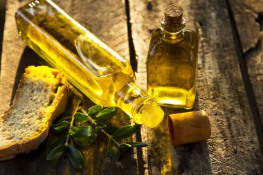 şişe zeytinyağı ve dilimlenmiş rustik ekmek