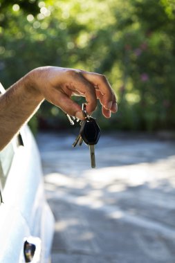 Araba anahtar elinde adam
