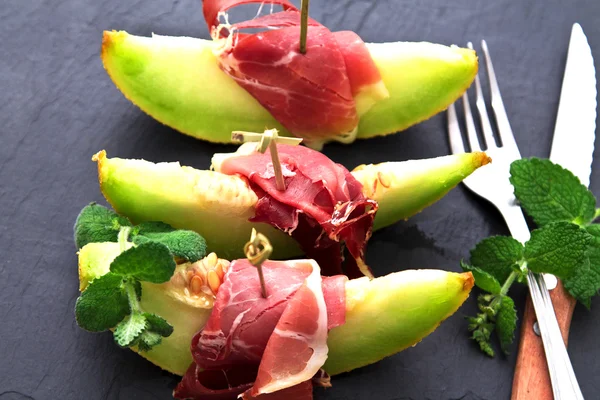 Sabroso melón con jamón serrano — Foto de Stock