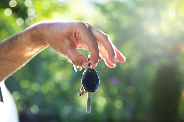 Autoschlüssel in der Hand Mann — Stockfoto