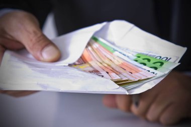 Noel kartı ile şampanya şişesi