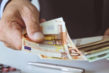 para ile ön planda eller