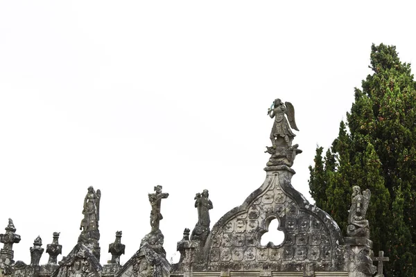 Stenen sculpturen op het kerkhof — Stockfoto