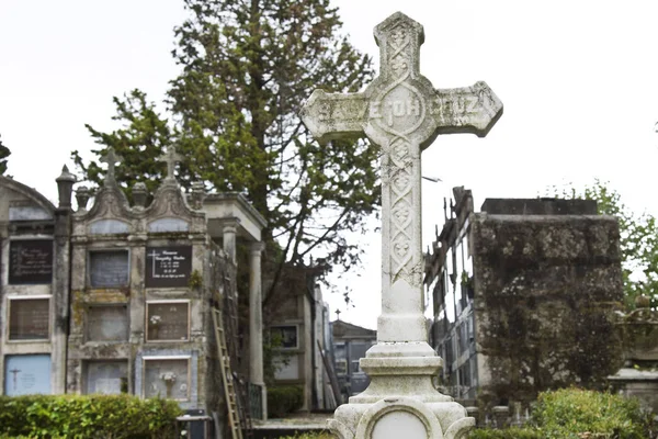 Cruz de mármore no cemitério — Fotografia de Stock