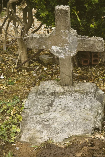 Lápida con cruz en el cementerio —  Fotos de Stock