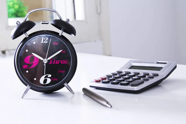 Годинник і калькулятор в офісі — стокове фото