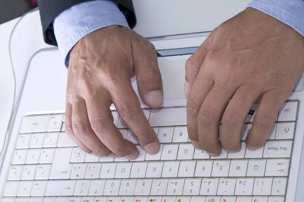 Manos de hombre de negocios en la oficina con el ordenador — Foto de Stock