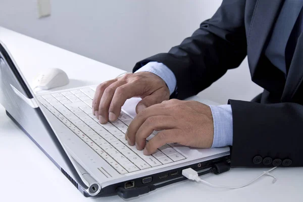 Mãos de homem de negócios no escritório com computador — Fotografia de Stock