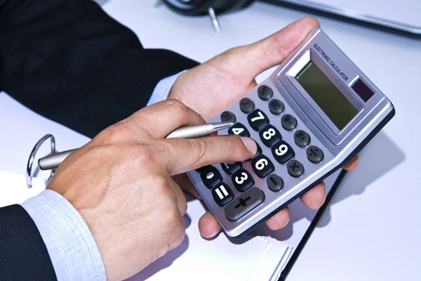 Üzletember kézzel kalkulátor — Stock Fotó