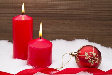 mum Noel süslemeleri ile karda