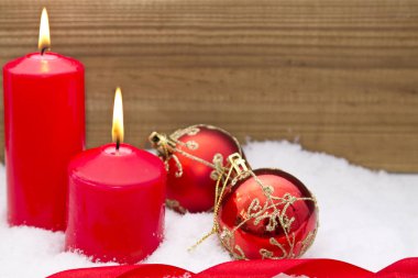 mum Noel süslemeleri ile karda