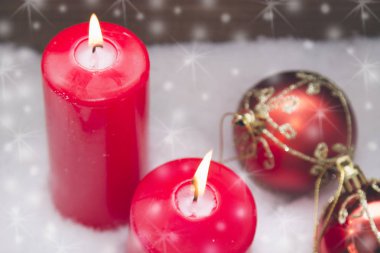 mum Noel süslemeleri ile karda