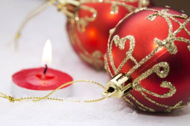 ahşap Noel süsleri ve kırmızı tinsel mum