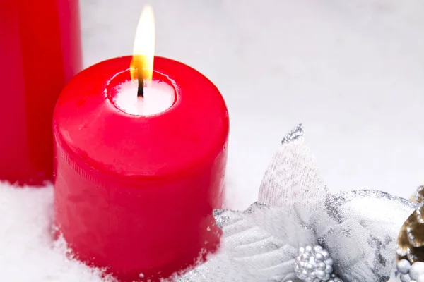 Feliz cartão de Natal com velas e garrafa de champanhe — Fotografia de Stock