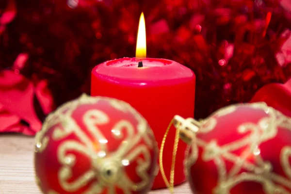 Kerzen auf hölzernem Weihnachtsschmuck und rotem Lametta — Stockfoto