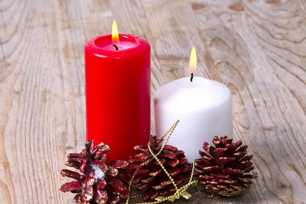 Velas encendidas con decoraciones navideñas —  Fotos de Stock