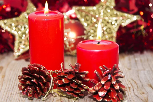 与圣诞装饰品点亮蜡烛 — 图库照片